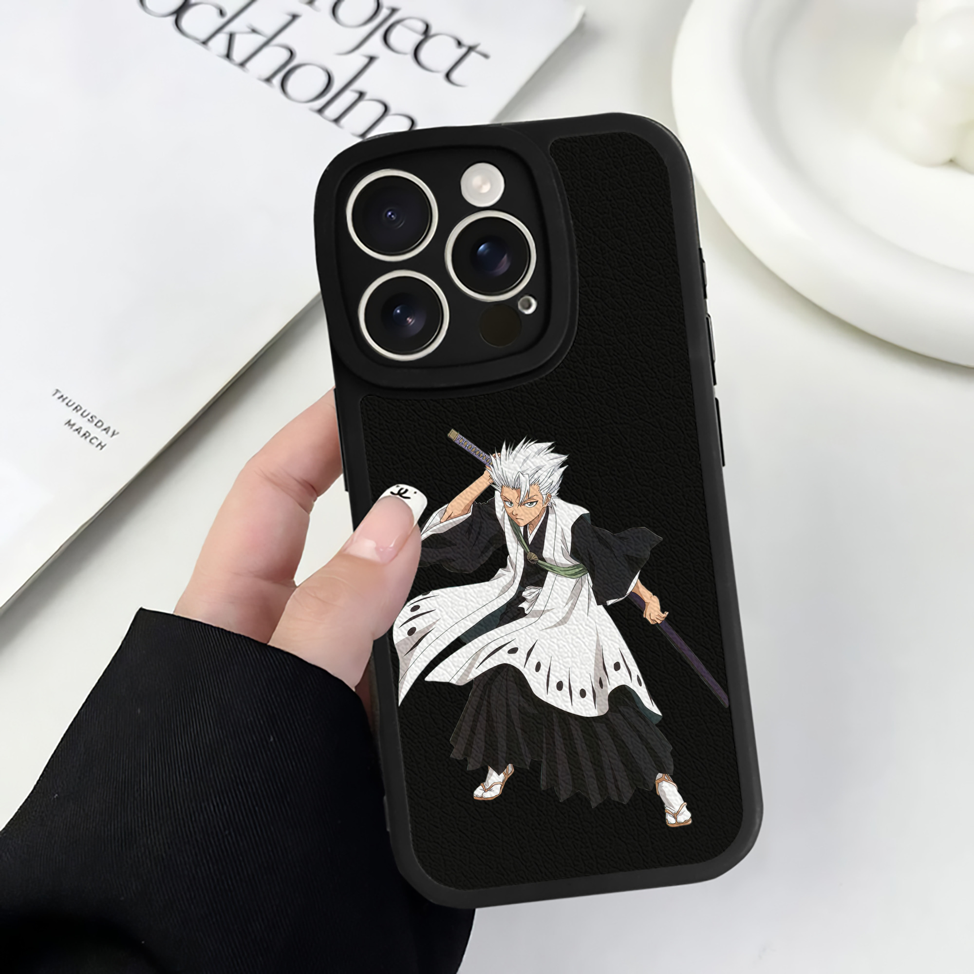 （画像用） ブリーチ 日番谷冬獅郎（ひつがや とうしろう） BLEACH Hitsugaya Toushirou 【iPhone 16シリーズ対応】シリコンスマホケース（レザー調） 材質：シリコン
